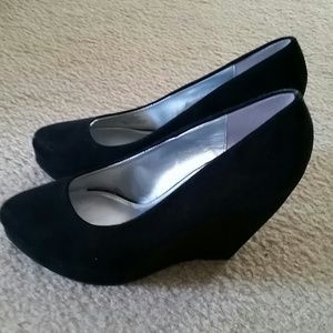 Black wedge heels